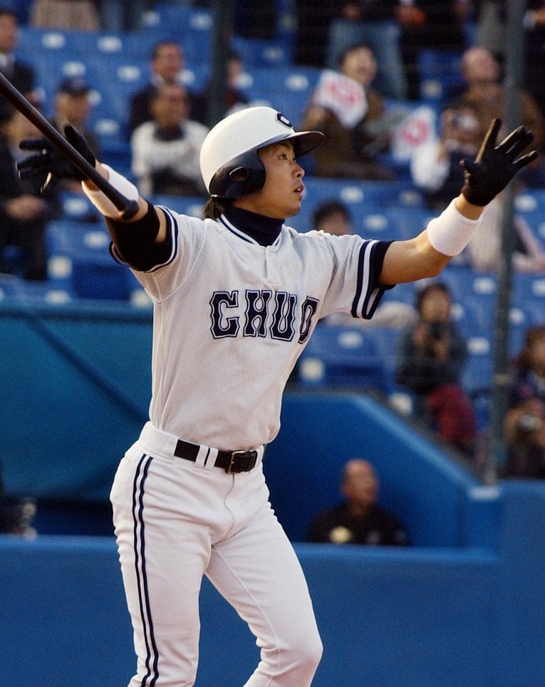 中央大学時代の亀井（4年）、ホームランのシーン（写真は2004年11月5日の東都大学野球リーグ戦）　©JIJI PRESS