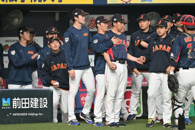 山本由伸に捕まる大勢、周囲は傍観　©︎Naoya Sanuki