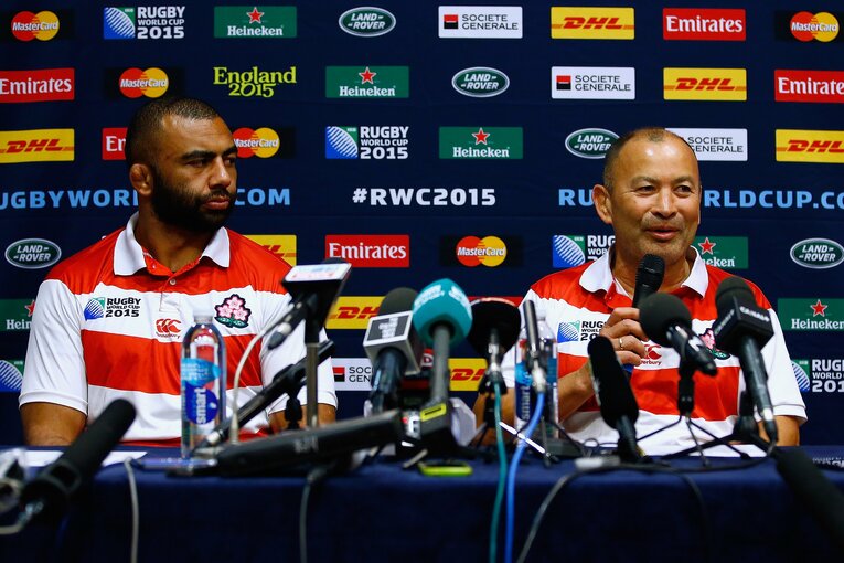 代表ジャージを着て会見に出席したエディー・ジョーンズ（2015年W杯）　©︎Getty Images