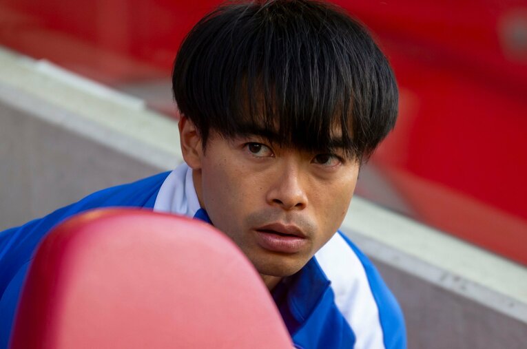 4月19日、敵地でのブレントフォード戦。ケガでベンチスタートだった三笘薫27歳 ／ photograph by AFLO