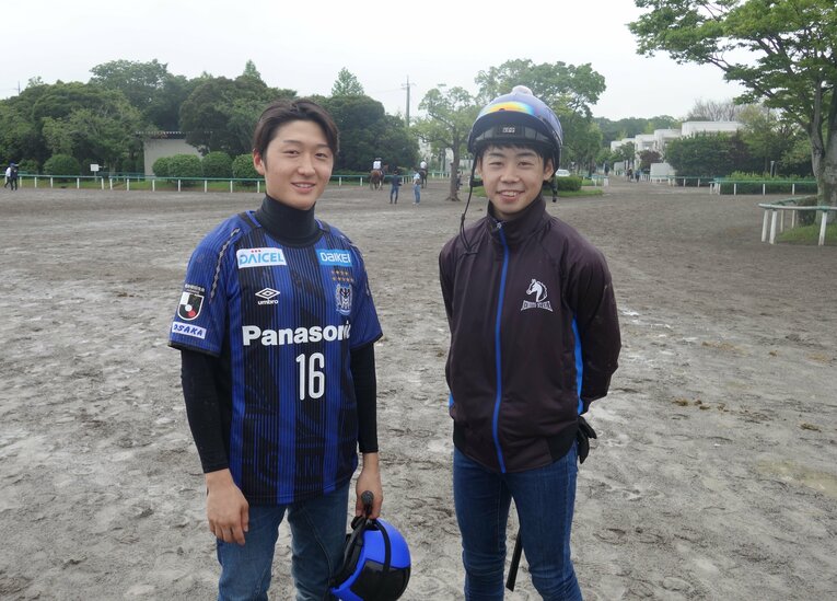 鮫島克駿騎手（左）と野中悠太郎騎手（右）©Satoshi Hiramatsu
