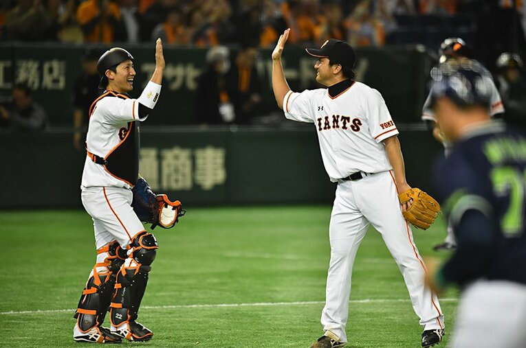巨人・小林（左）とハイタッチする澤村 ／ photograph by Hideki Sugiyama