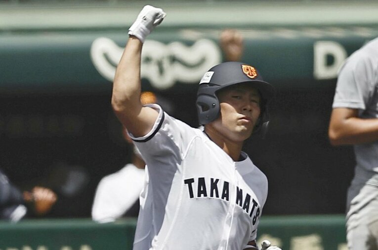 佐久長聖戦の7回表、2打席連続の本塁打を放ち、ガッツポーズの高松商・浅野翔吾。一気に注目が集まったが、プロ野球スカウトの評価は？ ／ photograph by KYODO