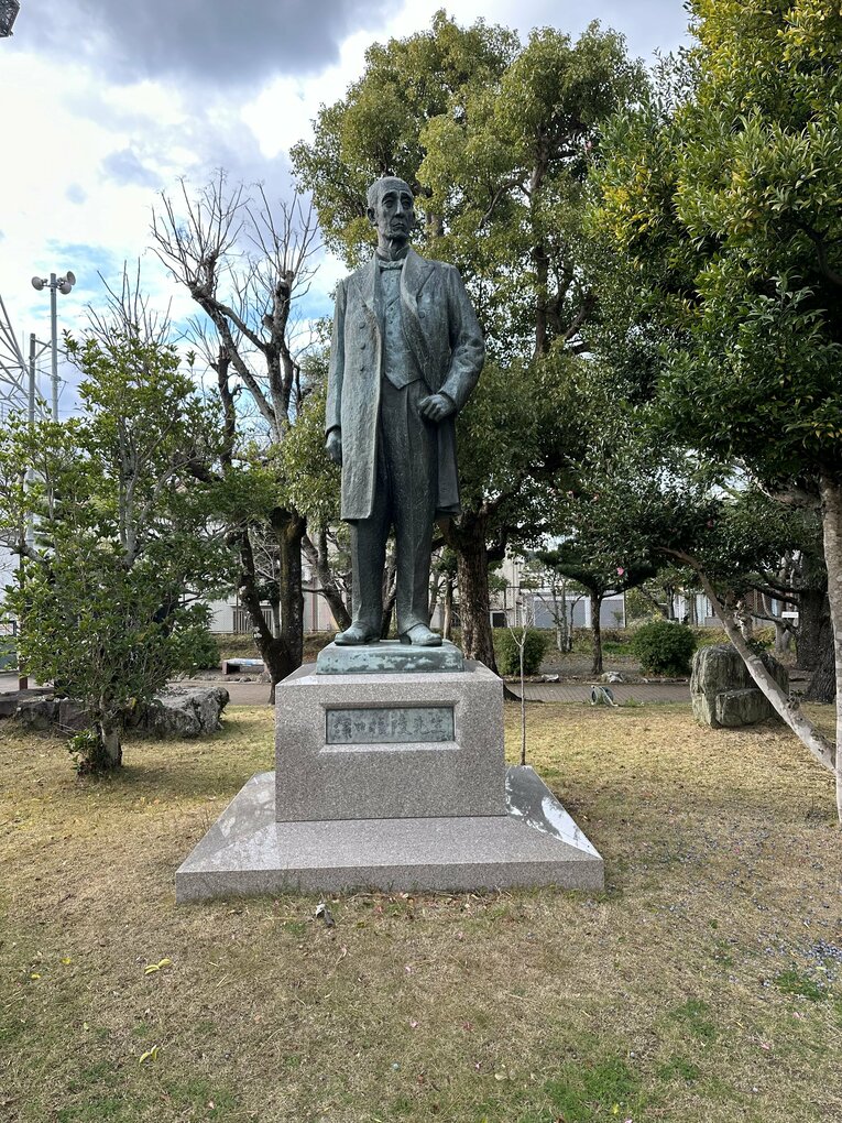 耐久高校の校庭に立つ濱口梧陵の銅像　©Yuji Yanagawa