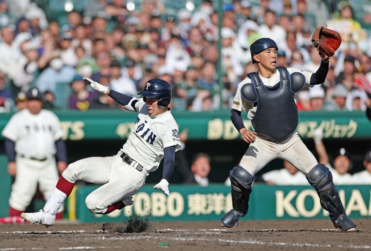 ランニング本塁打を放った大阪桐蔭の境　©JIJI PRESS