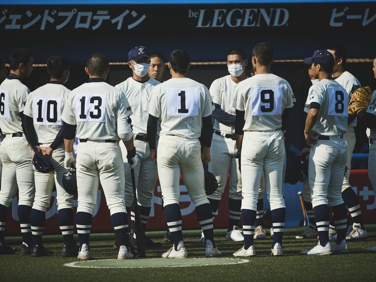 昨年11月の明治神宮大会で選手たちに言葉をかける尾崎監督　©︎Yuki Suenaga