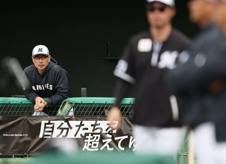 練習を見守る吉井監督　©︎JIJI PRESS