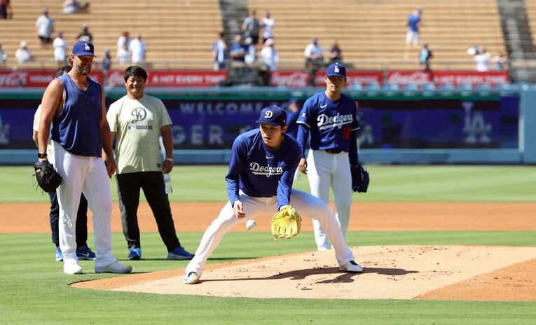 佐々木を優しい表情で見守るカーショウ　©Getty Images