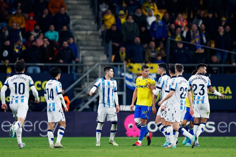 久保建英が悶絶「腹にパンチ＋プロレス技」の暴挙、だが観客席には「クボとソシエダに恋した」親子が…現地で見た“南スペインの情熱と闇”(18)