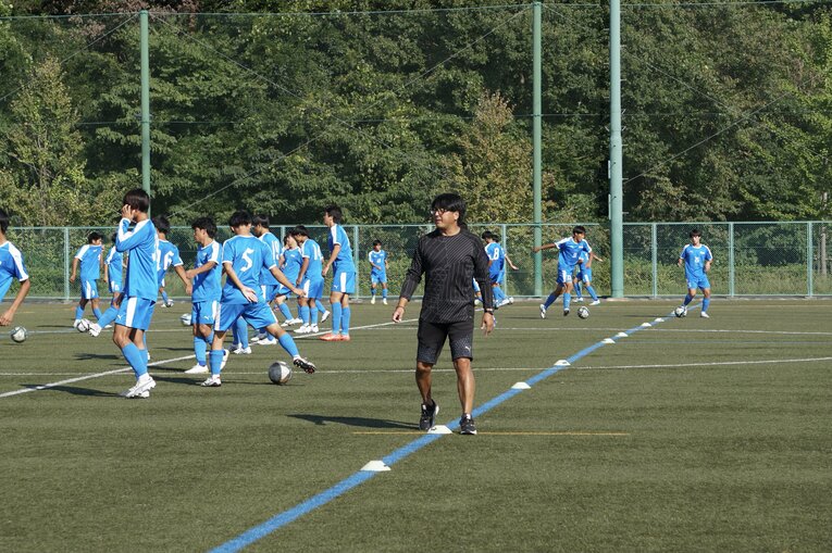 帝京高監督時代、練習中に指導を行う日比監督