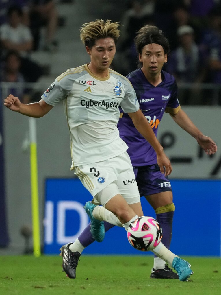 藤尾翔太をピッタリとマークする川辺駿　©Masashi Hara