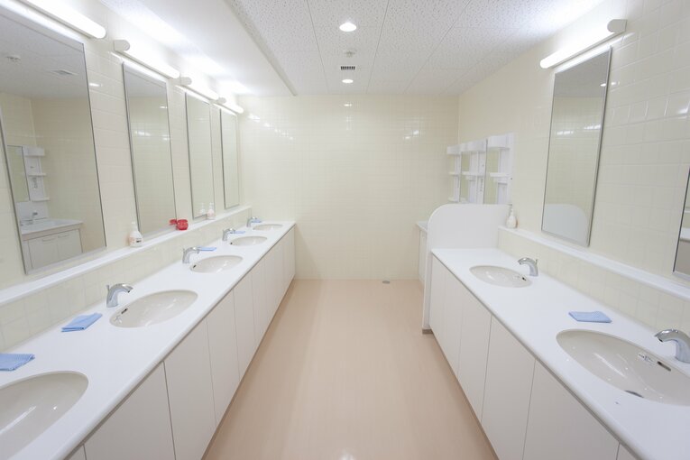 硬式野球部寮　洗面所（帝京大提供）