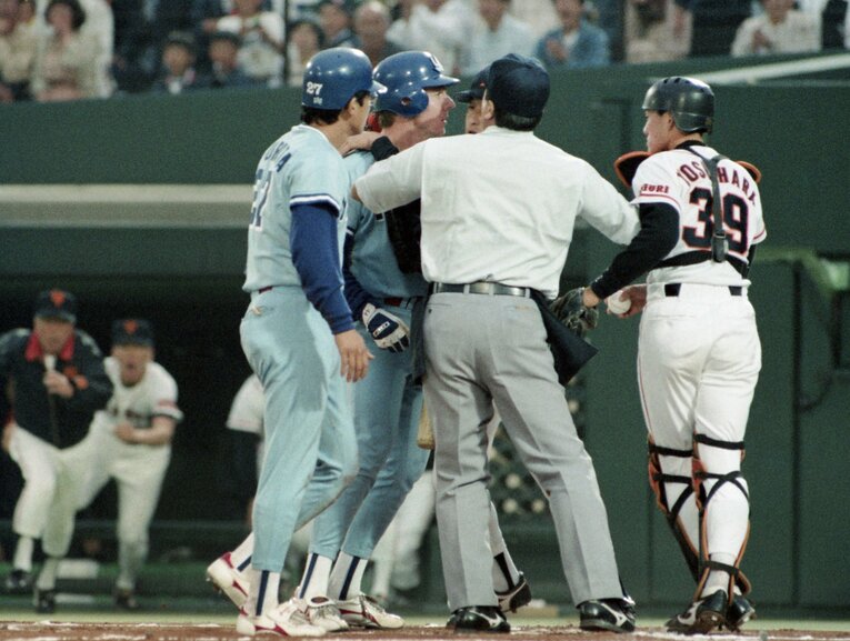 1993年6月8日、長嶋巨人と野村ヤクルトの大乱闘【1枚目／全2枚】。キャッチャーの吉原孝介が本塁突入の古田敦也に肘打ち。ネクストサークルにいたジャック・ハウエルが激怒　©Sankei Shimbun