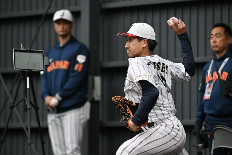 巨人・大勢（26歳）のピッチングを見守るダルビッシュ（写真奥）　©Hideki Sugiyama