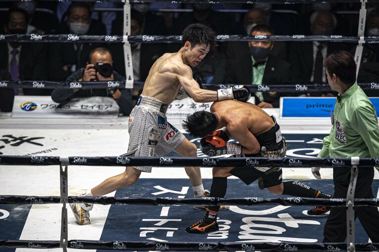 寺地の右フックをダッキングでかわす京口　©Takuya Sugiyama