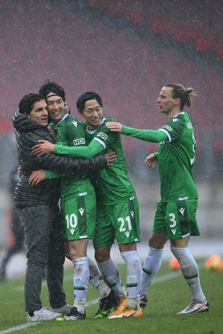 ニュルンベルク戦のゴール後、室屋成らから祝福される©Getty Images