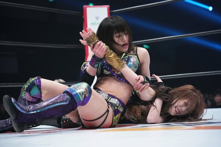 鹿島沙希の腕を取る朱里。2月7日、大阪府立体育会館　©Essei Hara