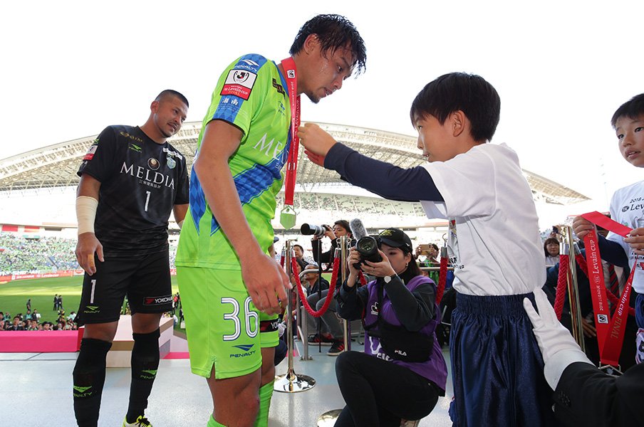 浦和で育ち、湘南で大人になった岡本拓也の初戴冠と期限付きの終焉。<Number Web> photograph by J.LEAGUE