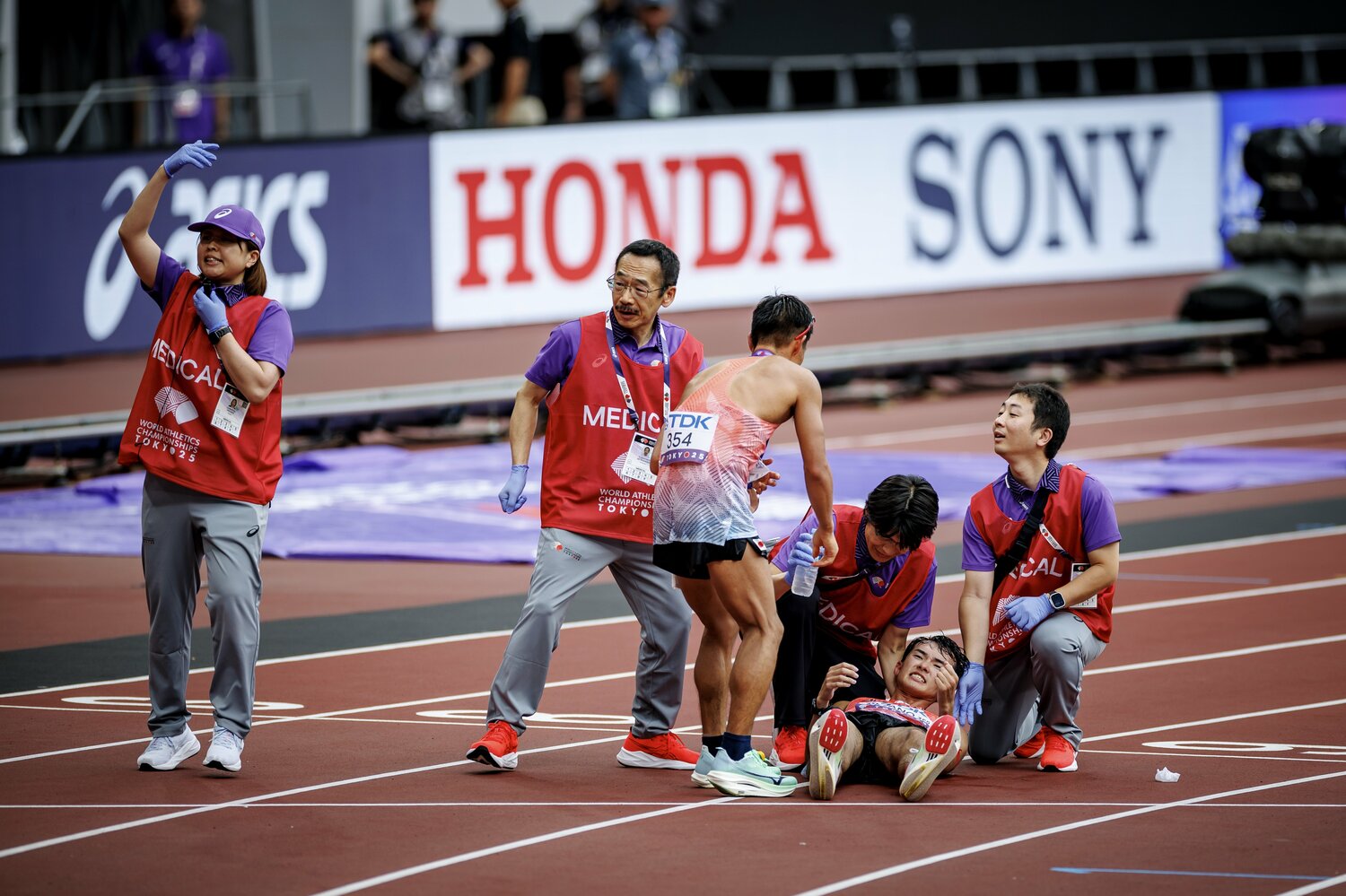 レース後、競技場とファンに一礼した後、痙攣で倒れた川野　©Kiichi Matsumoto