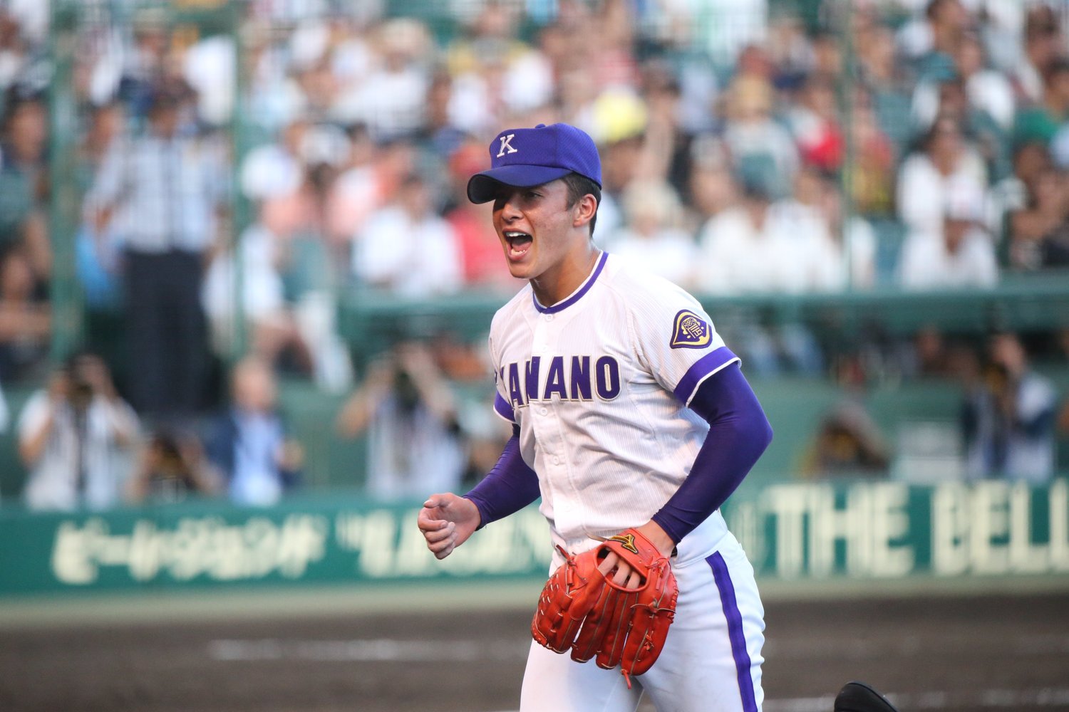2018年夏の甲子園で気迫のピッチングを見せた吉田　©AFLO