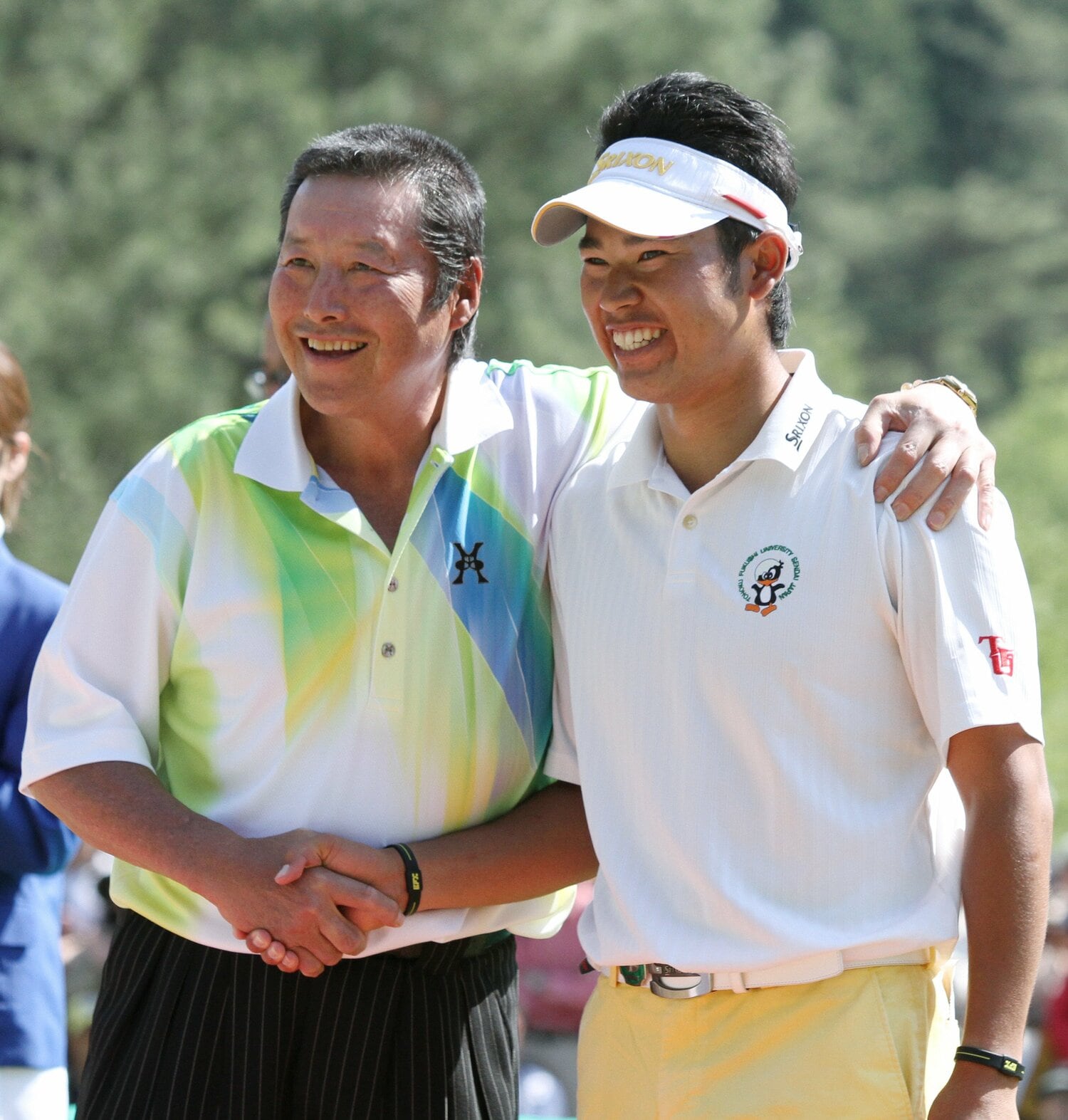 嬉しそうに松山のプロ初優勝を祝う尾崎さん(2013年つるやオープン) ©︎JIJI PRESS