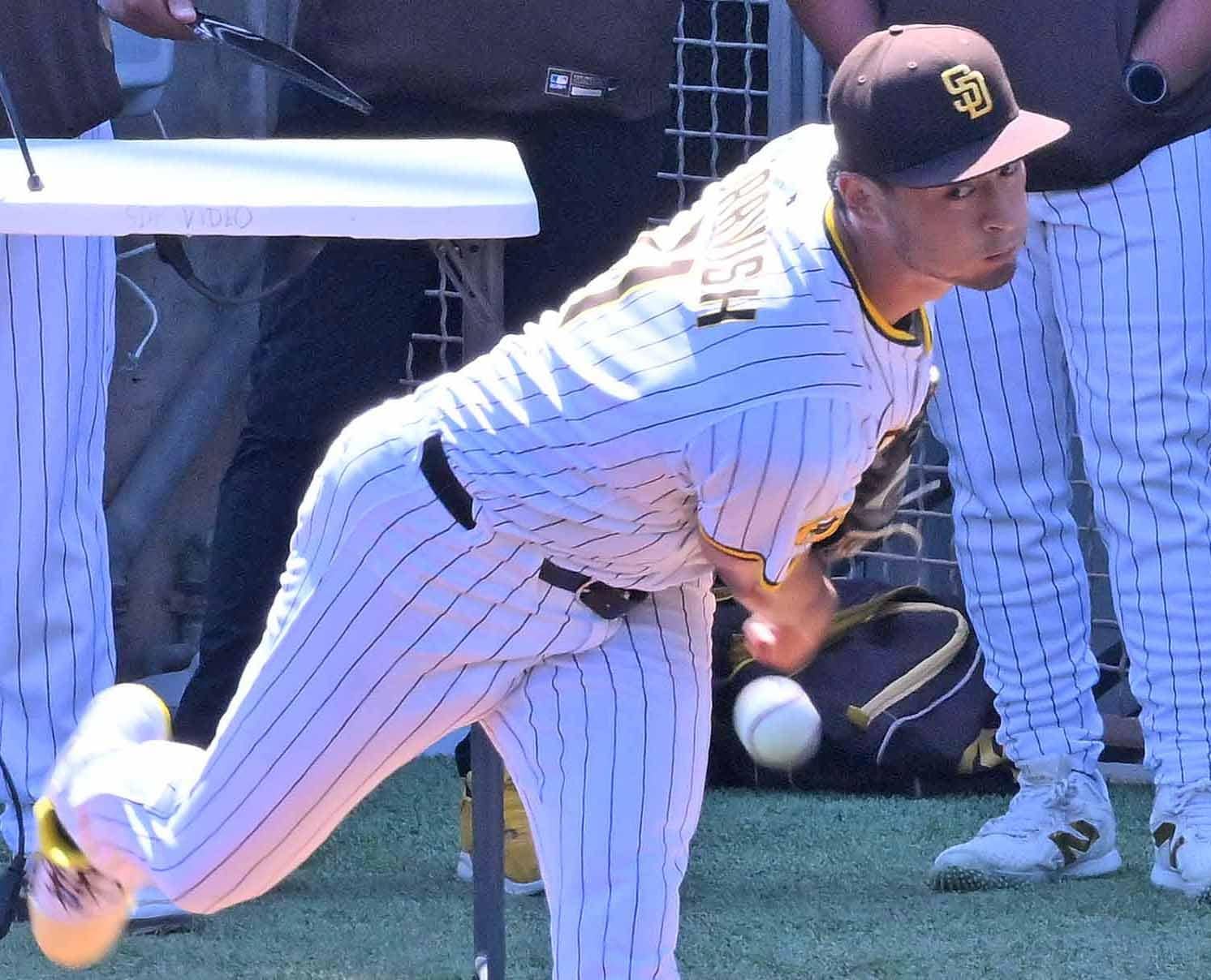 ブルペン入りしたダルビッシュ　©JIJI PRESS