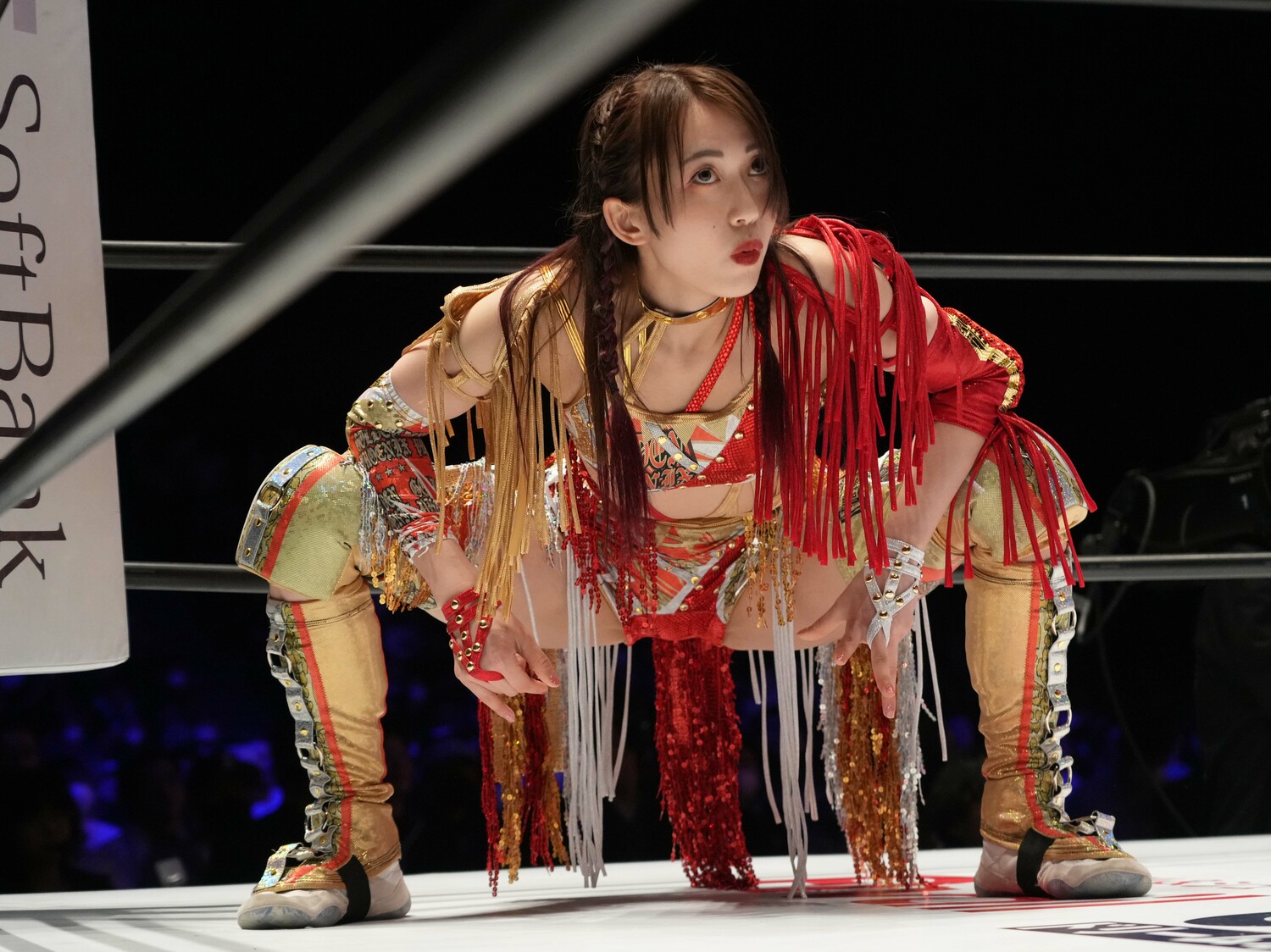 赤いリングコスチュームの上谷沙弥　©Essei Hara