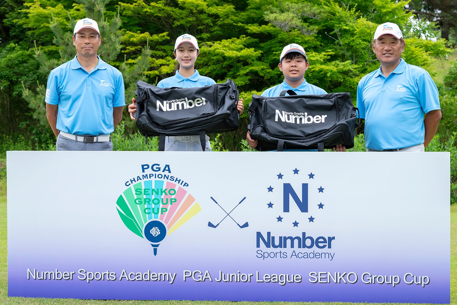 3位のブルーチーム（左から）兼本貴司、三浦由楽、坂下敬人、野上貴夫。ジュニア選手にNumber大型ボストンキャリーバッグを贈呈