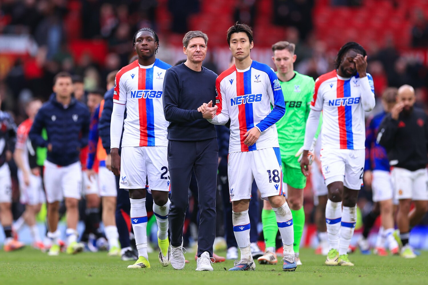 マンチェスター・ユナイテッド戦後のグラスナー監督と鎌田らパレスイレブン ©Getty Images