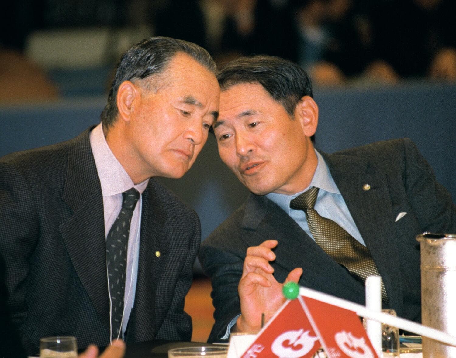 長嶋監督（左）を山室代表（右）が説得した　©JIJI PRESS