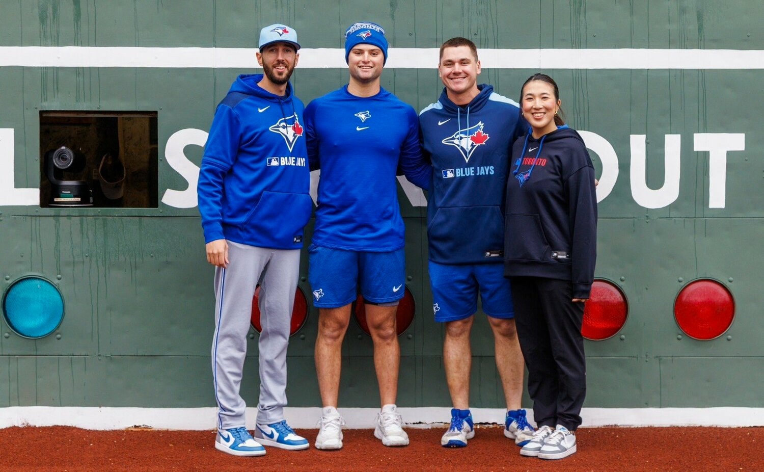 マイナー時代から知るメイソン・フルハーティ（左から2人目）らの活躍は讃井さんにとっても励みになった。写真はボストンのグリーンモンスター前で。左からヒッティングコーチのルー・イアンノッティ、フルハーティ、今夏ツインズにトレードされたアラン・ロデン（本人提供）