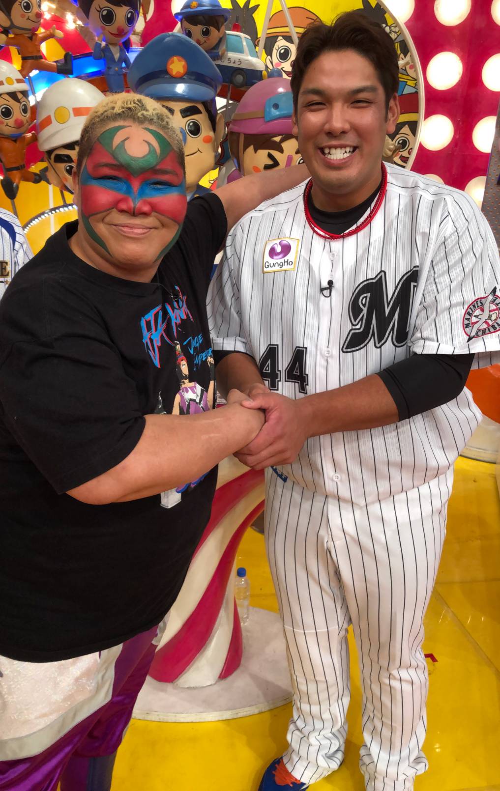 これが貴重なツーショット写真。井上は、本家アジャと「グラウンドで再会したかった」と話す　©︎Chiba Lotte Marines