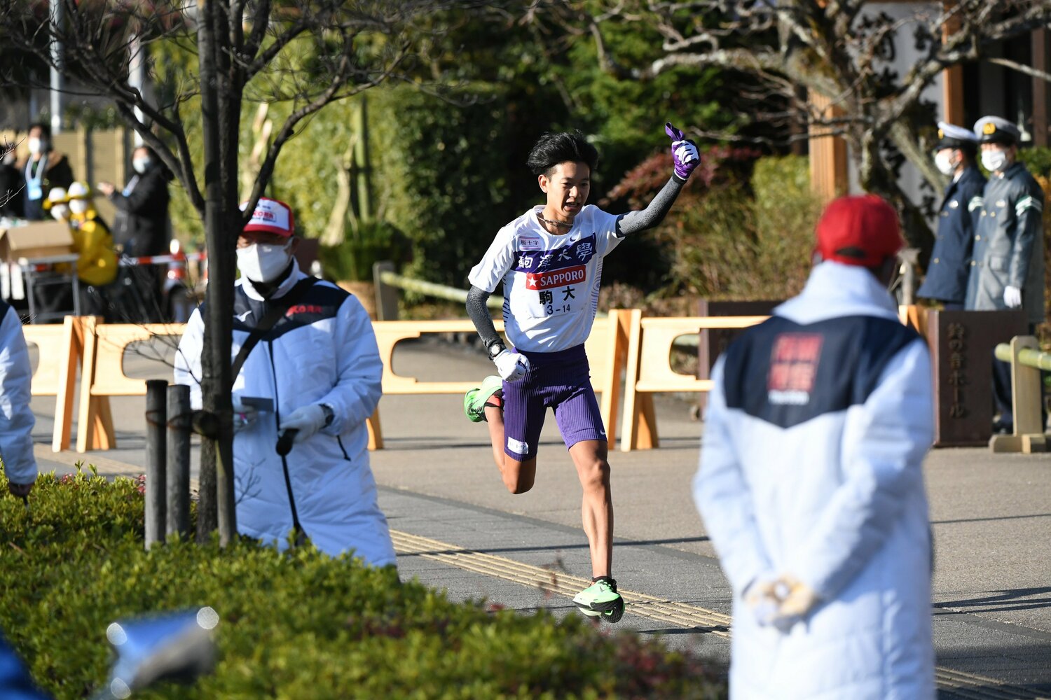 中継所で力強く襷を掲げる伊藤(クリックすると駒澤大3冠&箱根優勝での大八木監督胴上げなど名場面写真をご覧になれます) ©JMPA