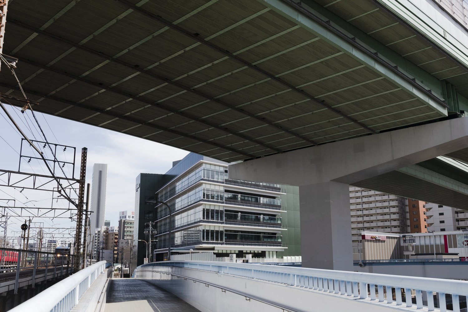 奥に見えるガラス張りの建物がウインズ名古屋。駅から徒歩約5分