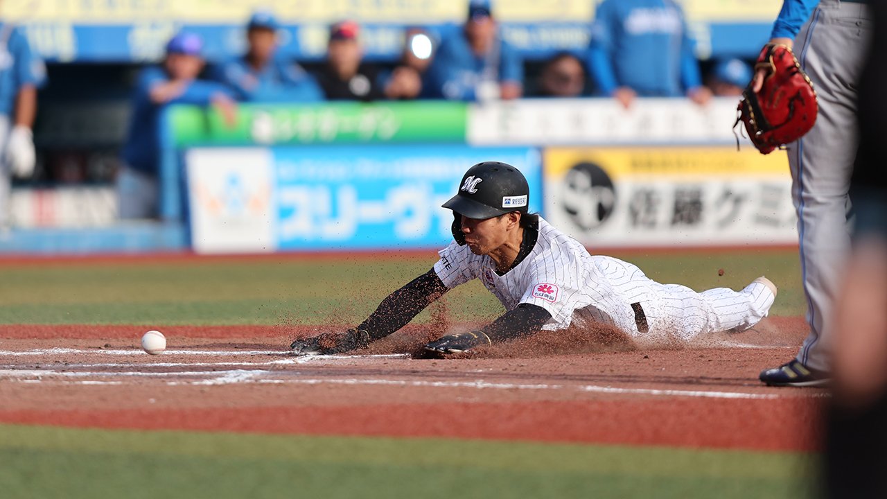 ヘッドスライディングで生還するロッテ藤原　©︎Chiba Lotte Marines