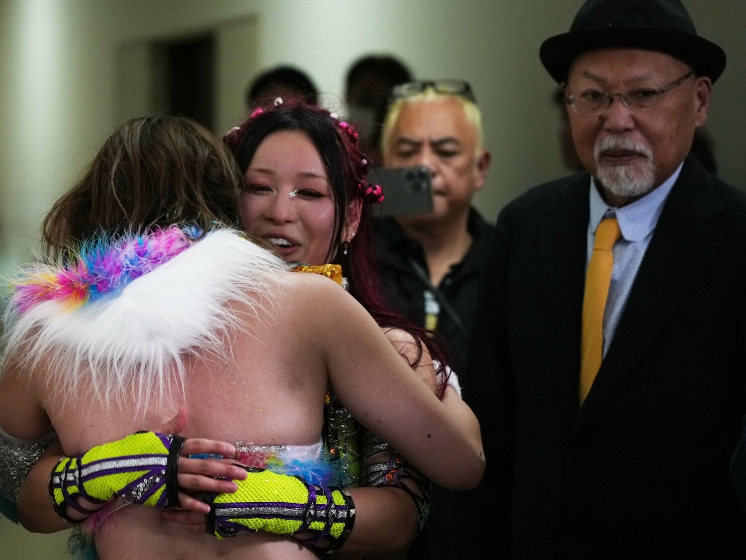 バックステージでイヨ・スカイと抱き合う岩谷麻優。隣はロッシー小川 ©Essei Hara