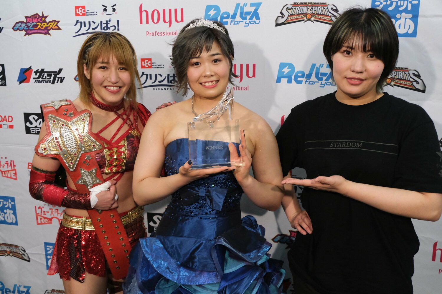 バックステージで朱里と壮麗亜美がMIRAIを祝福