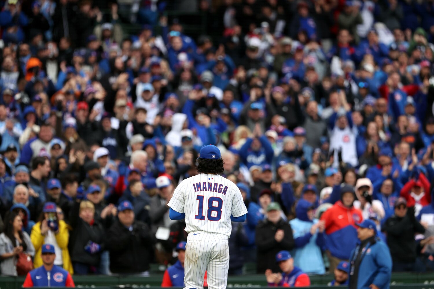 好投の今永をスタンディングオベーションで迎えるカブスファン　©Getty Images