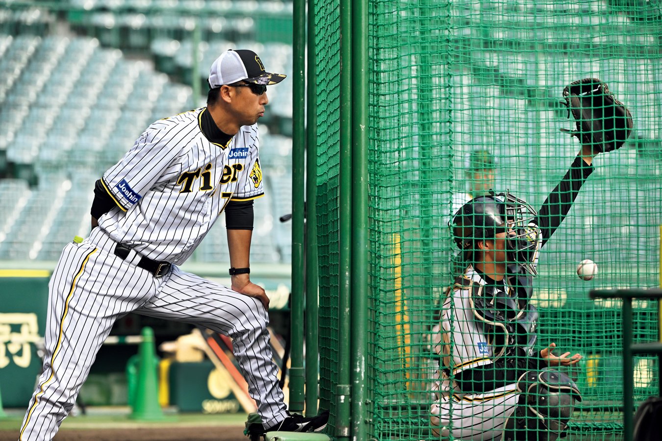 今岡真訪／1974年9月11日、兵庫県生まれ。'97年に東洋大からドラフト1位で阪神入団。2003年に首位打者、'05年に打点王に輝き、2度のリーグ優勝に貢献。'12年にロッテで引退した。阪神二軍コーチ、ロッテ二軍監督・ヘッドコーチを経て今年から阪神の一軍打撃コーチに就任　©Hideki Sugiyama