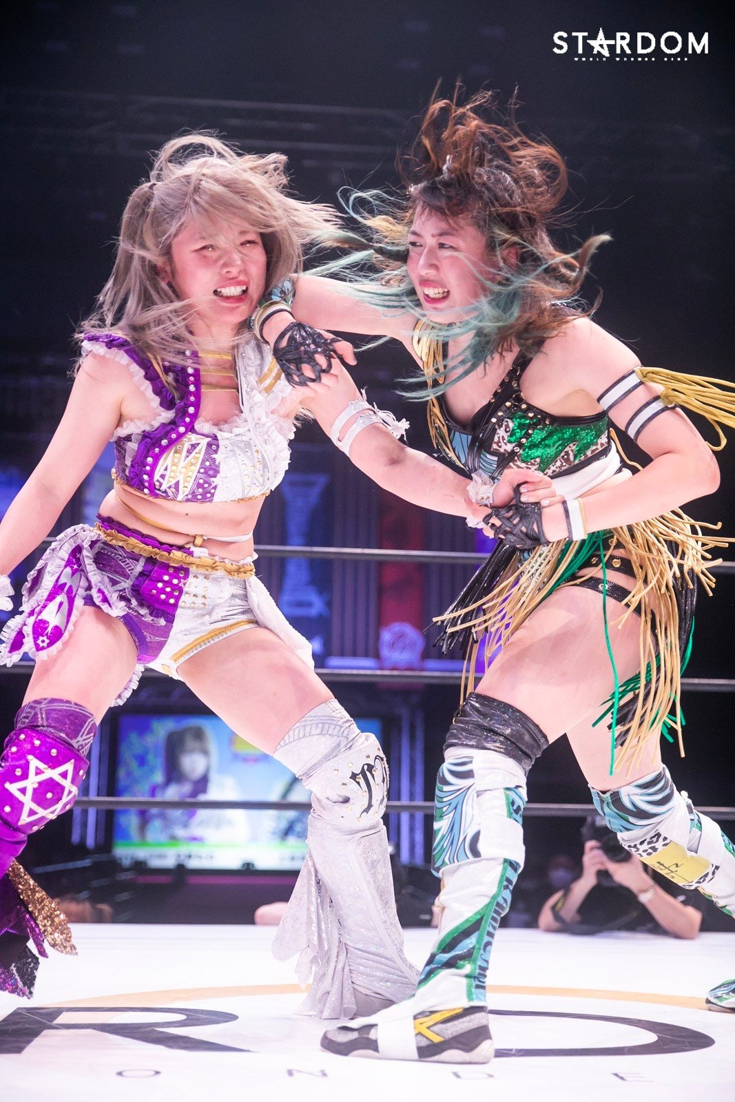 たむ、上谷ともに数えきれないほどの打撃を繰り出した©STARDOM