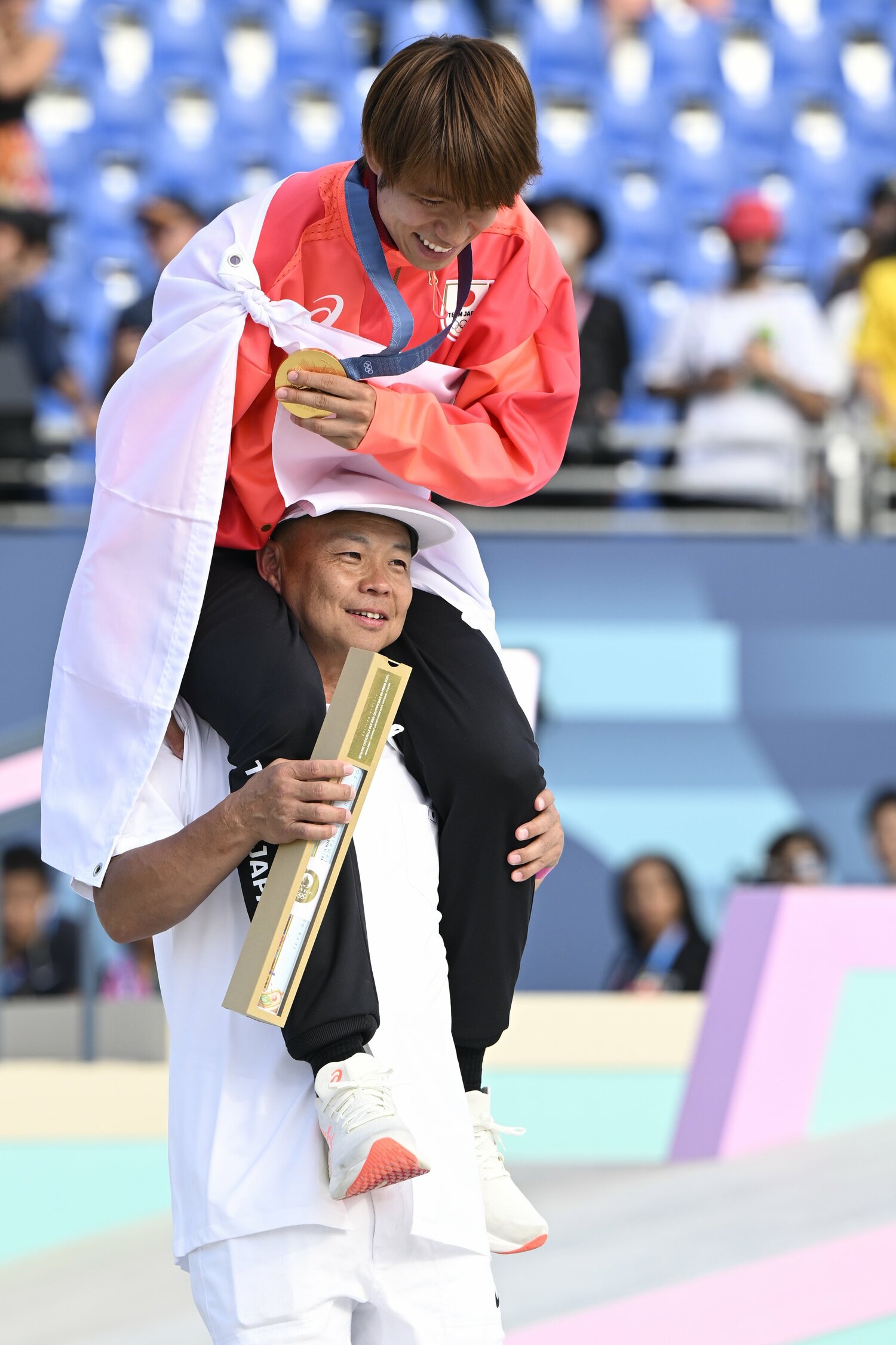 優勝のあと、早川大輔コーチが堀米を肩車で祝福した　©Asami Enomoto／JMPA