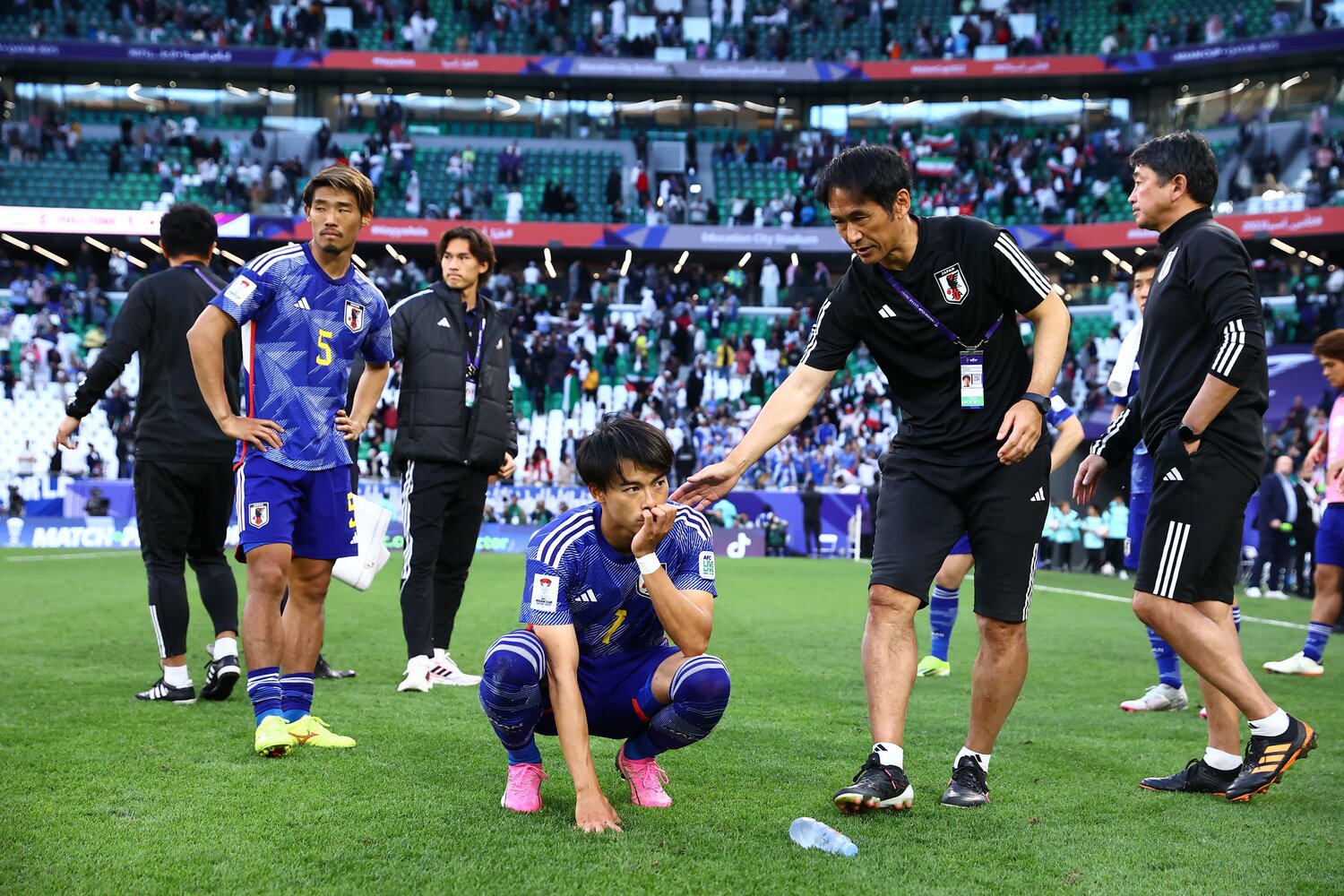 イランに敗れたあと、ピッチに座り込んだ ©AFLO