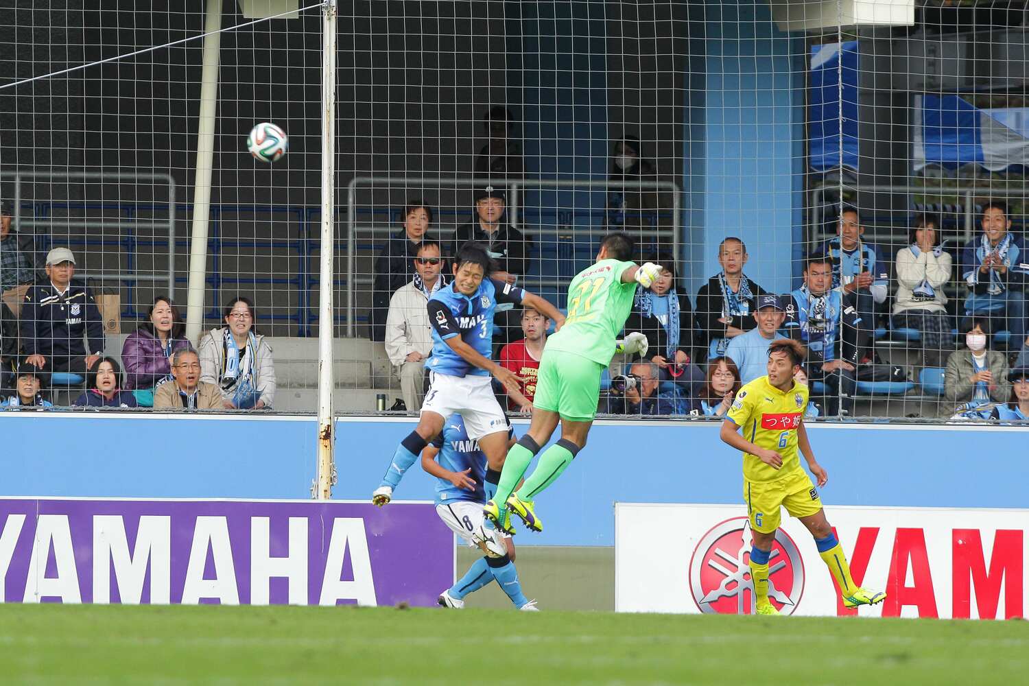 GK山岸のヘディングシュート。この一撃で“山の神”との異名もついた ©AFLO