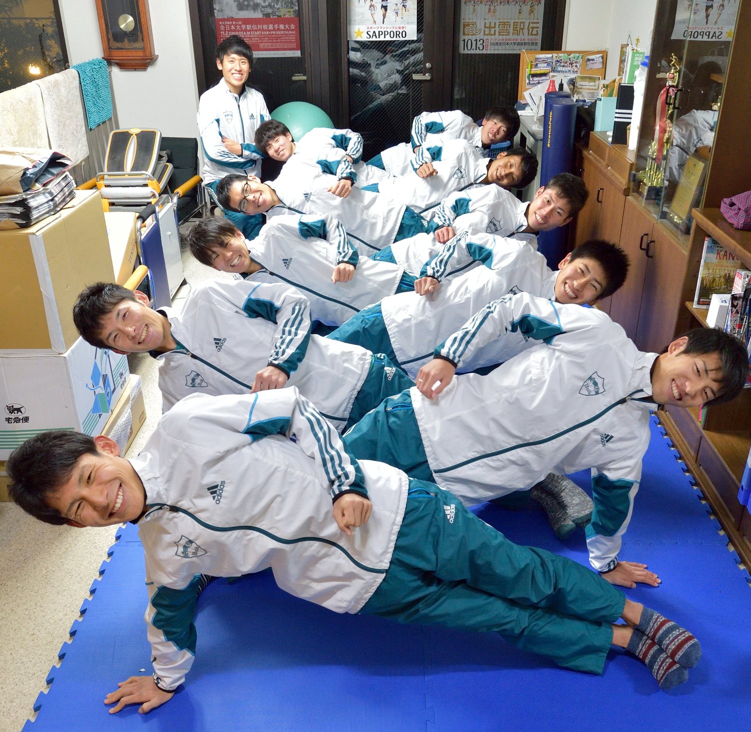 青山学院大学の主務時代に「青トレ」について、Numberにその効果を語ってくれていた（奥が高木さん）　©Takashi Shimizu