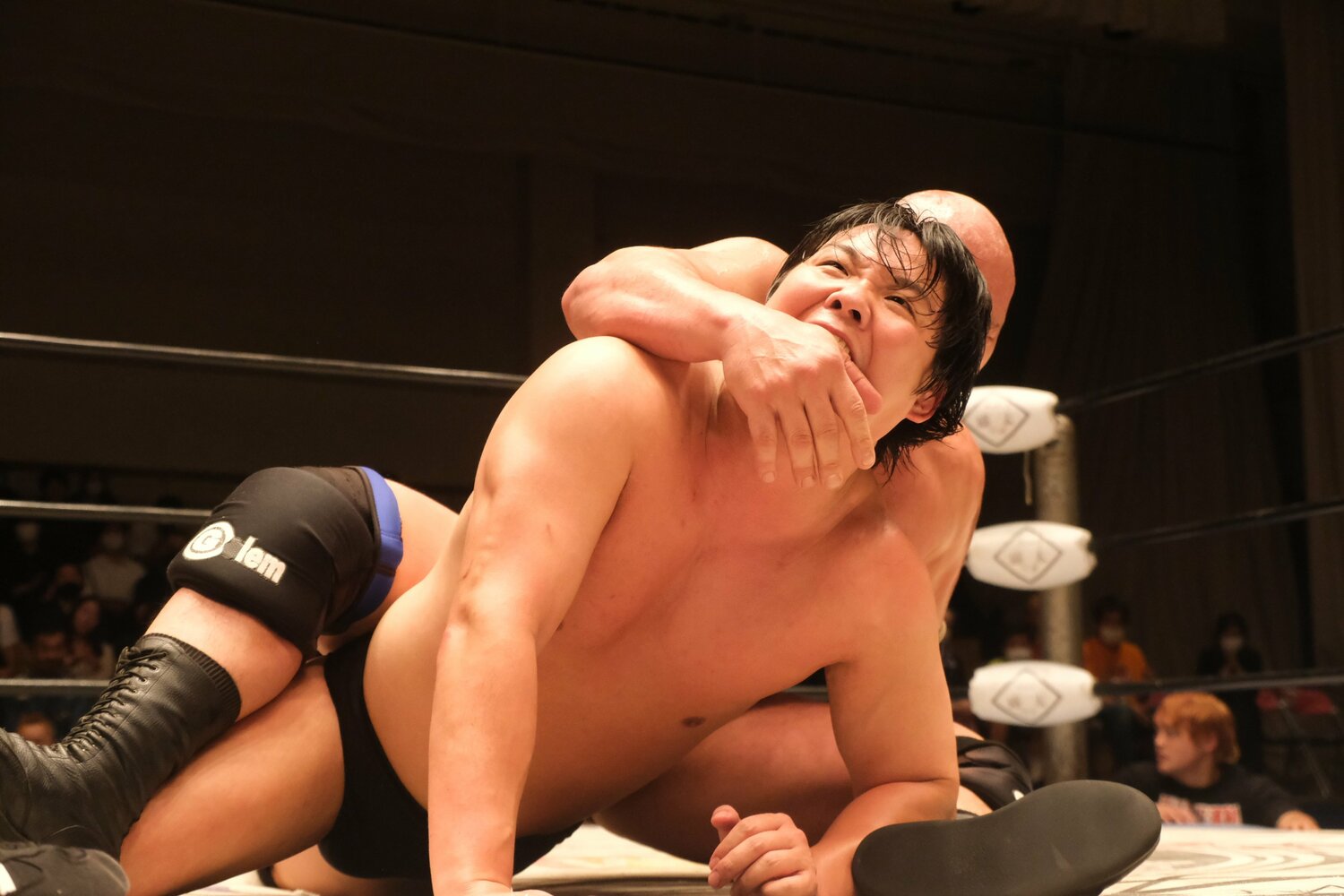 野村卓矢は岡林裕二のキャメルクラッチを手に噛みついて脱出する執念を見せた