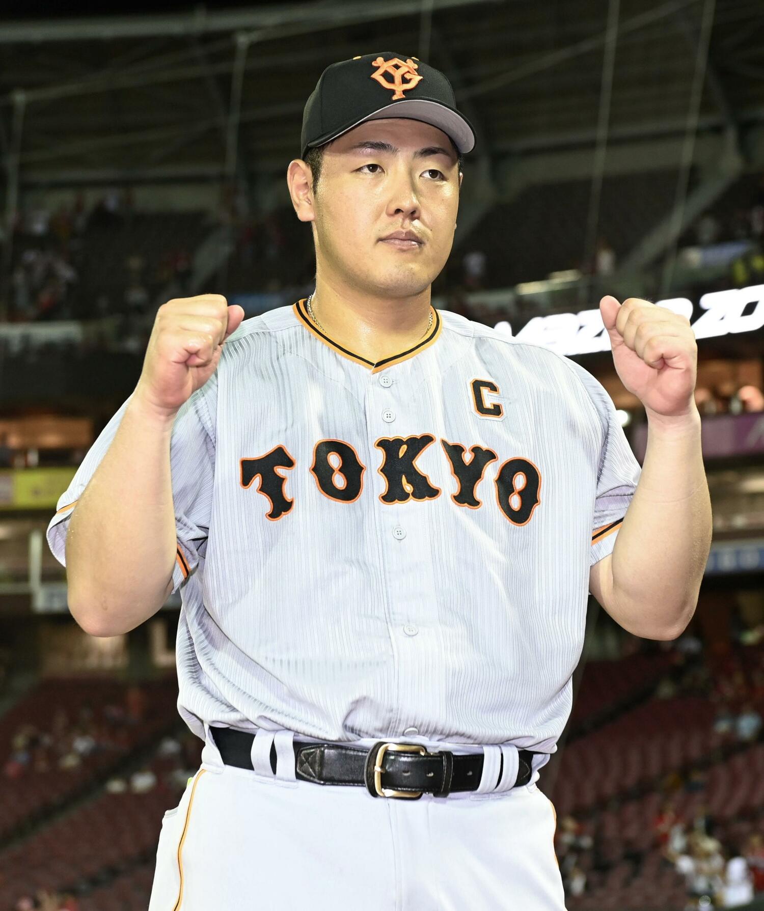 6年連続30号本塁打を放った後、ガッツポーズをしながらも淡々とコメントした岡本　©︎KYODO
