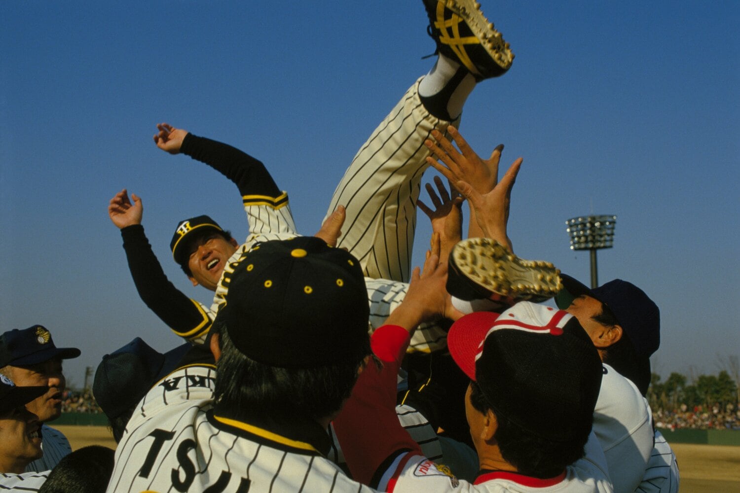 最後のあいさつのあとに胴上げ　©BUNGEISHUNJU