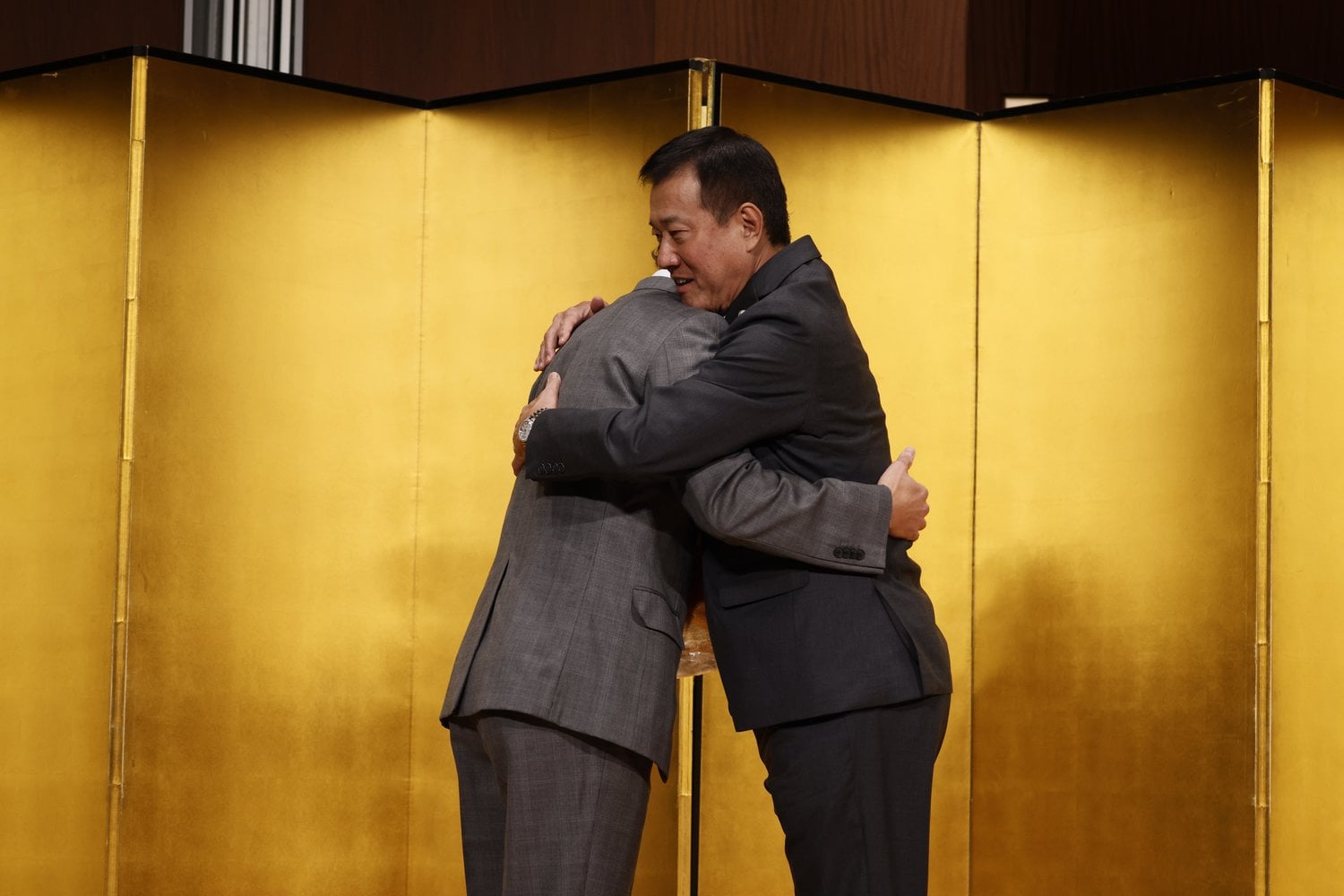 10月21日の引退記者会見で、亀井を熱く抱きしめた原監督 ©KYODO