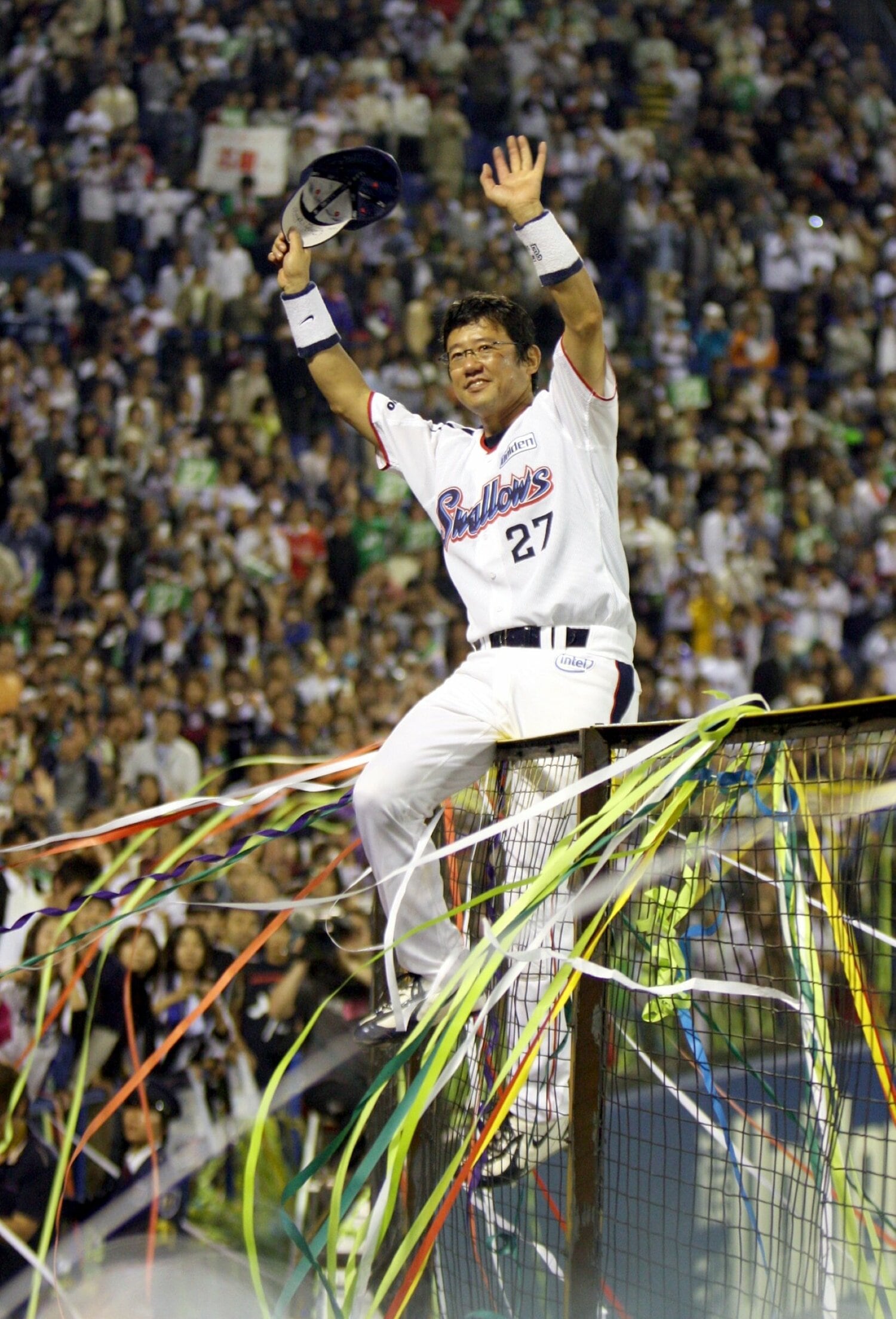 2007年10月7日、引退試合。本拠地最終戦で詰めかけた大観衆に別れを告げる古田　©Sankei Shimbun