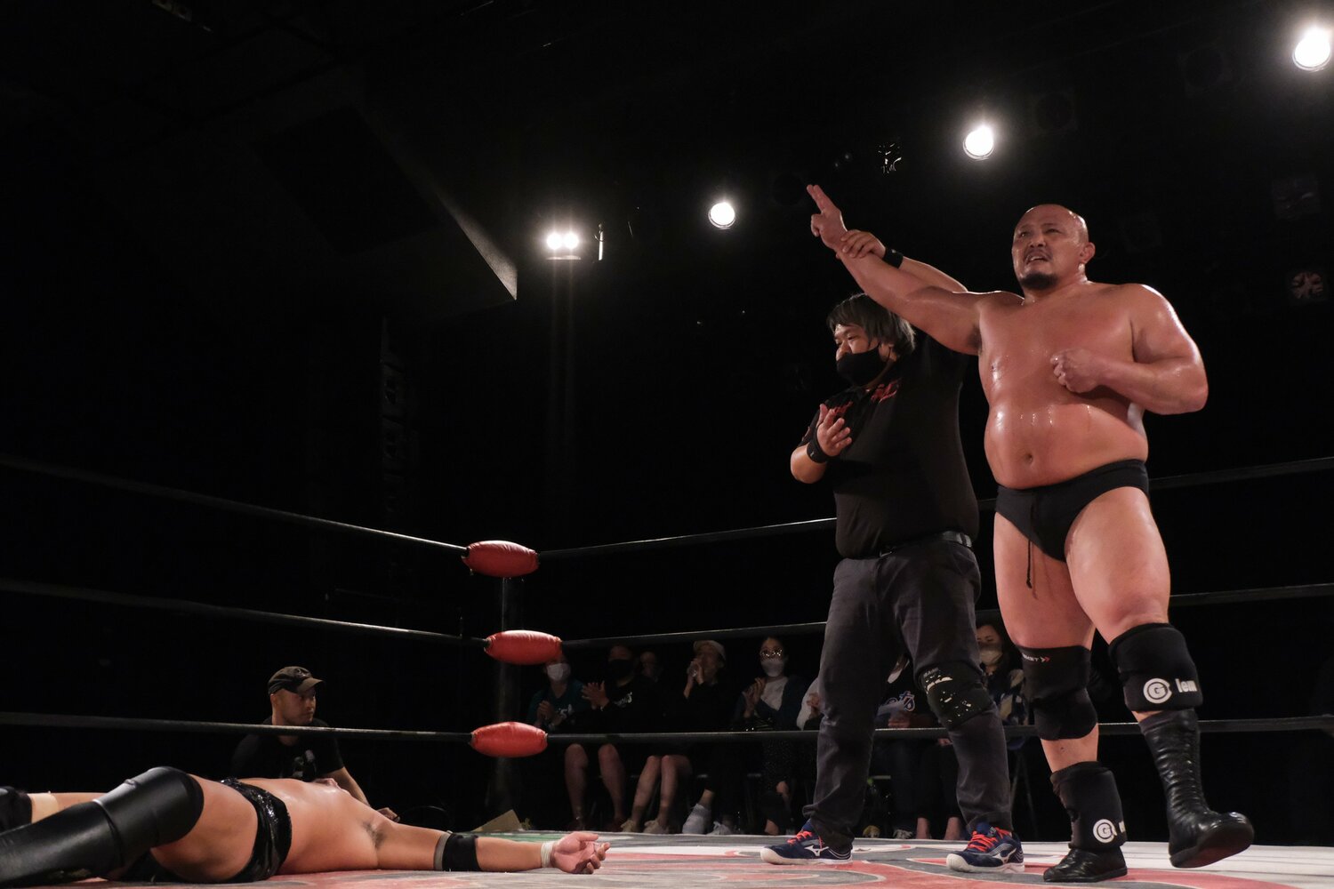 ゴーレムスプラッシュで岡林が3カウントを奪った